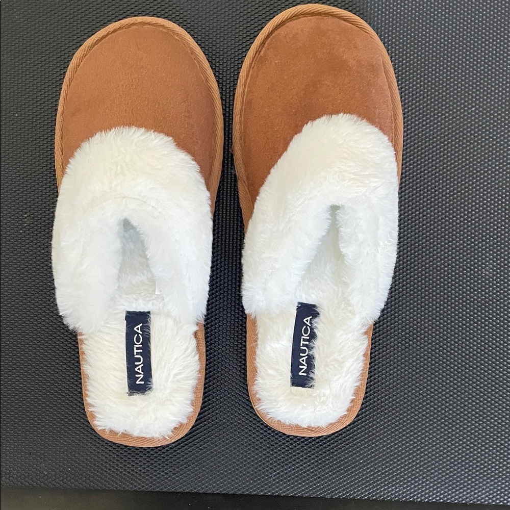 NEW without tags Nautica Women's Tan and White Cozy Slippers